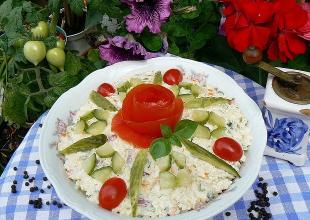 Fotografia przedstawiająca Sałatka warzywna z ryżem