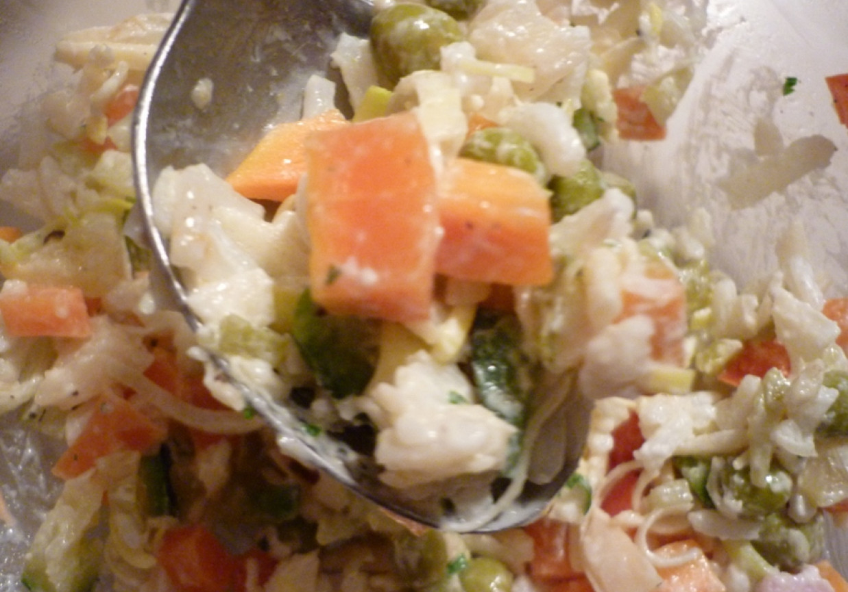 Sałatka warzywna z ryżem foto
