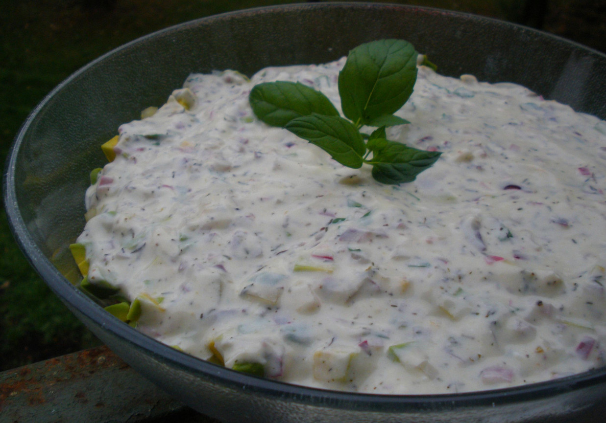 Sałatka warzywna z sosem jogurtowym foto