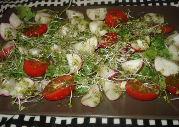 Fotografia przedstawiająca Sałatka warzywna z sosem koperkowo- ziołowym
