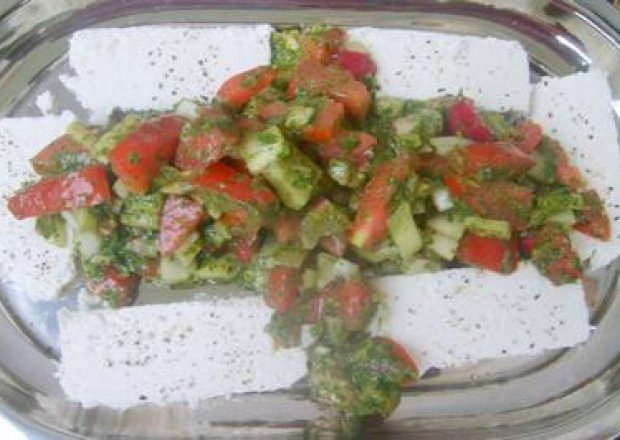 Fotografia przedstawiająca sałatka warzywna z twarogiem na kolację