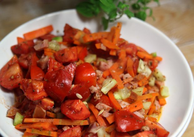 Fotografia przedstawiająca Sałatka warzywno- mięsna na ciepło