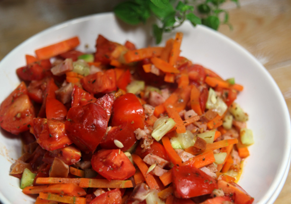 Sałatka warzywno- mięsna na ciepło foto