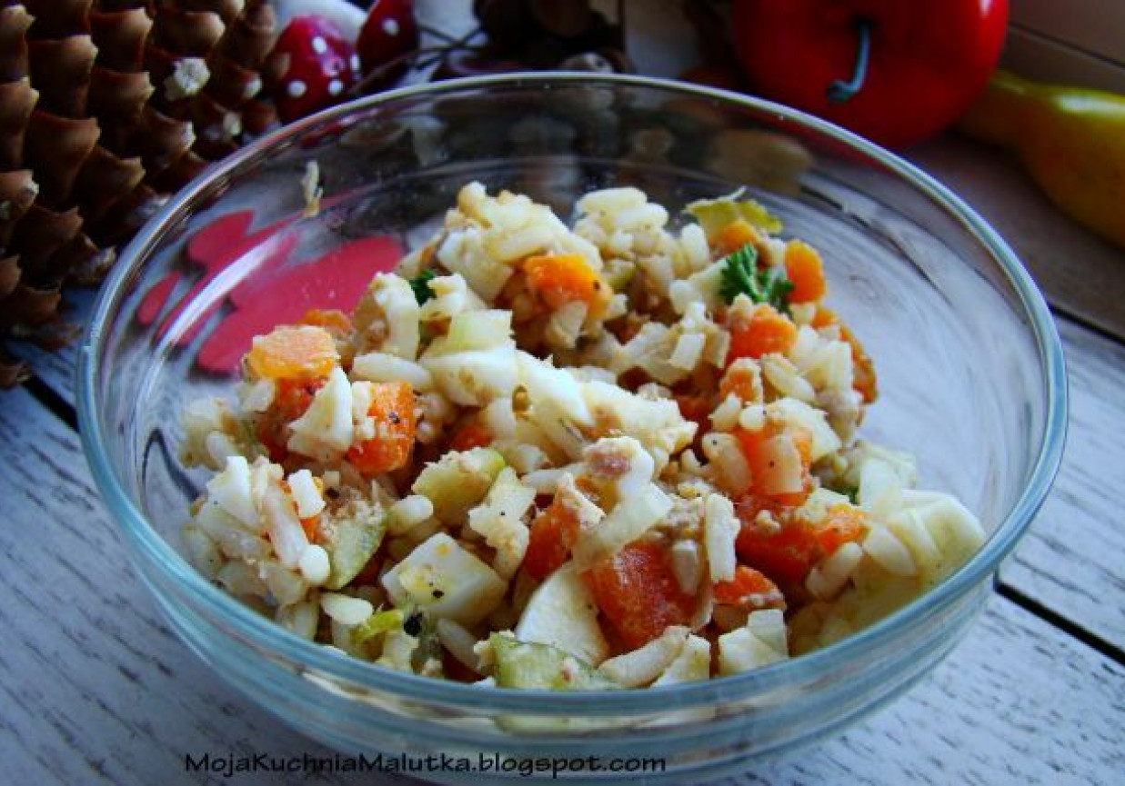 Sałatka warzywno ryżowa z tuńczykiem foto