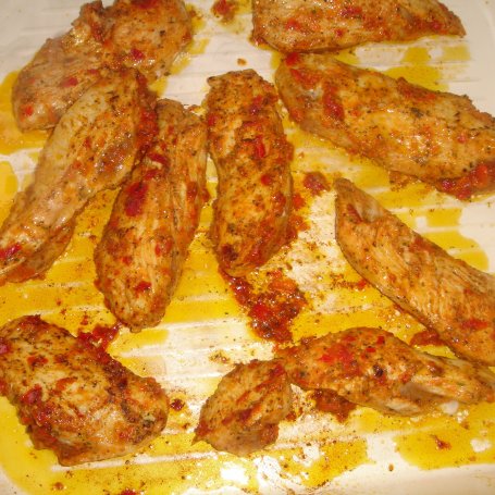 Krok 3 - Sałatka z ajvarowym kurczakiem, serem halloumi, pomidorkami i domowym dresinngiem musztardowym foto