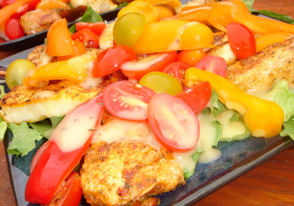 Sałatka z ajvarowym kurczakiem, serem halloumi, pomidorkami i domowym dresinngiem musztardowym foto