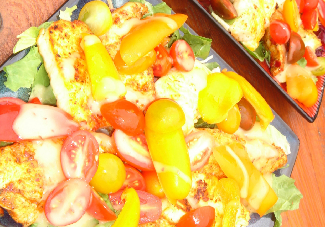 Sałatka z ajvarowym kurczakiem, serem halloumi, pomidorkami i domowym dresinngiem musztardowym foto