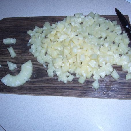 Krok 1 - Sałatka z ananasa, żółtego sera i czosnku. foto