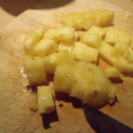 Krok 2 - Sałatka z ananasem foto
