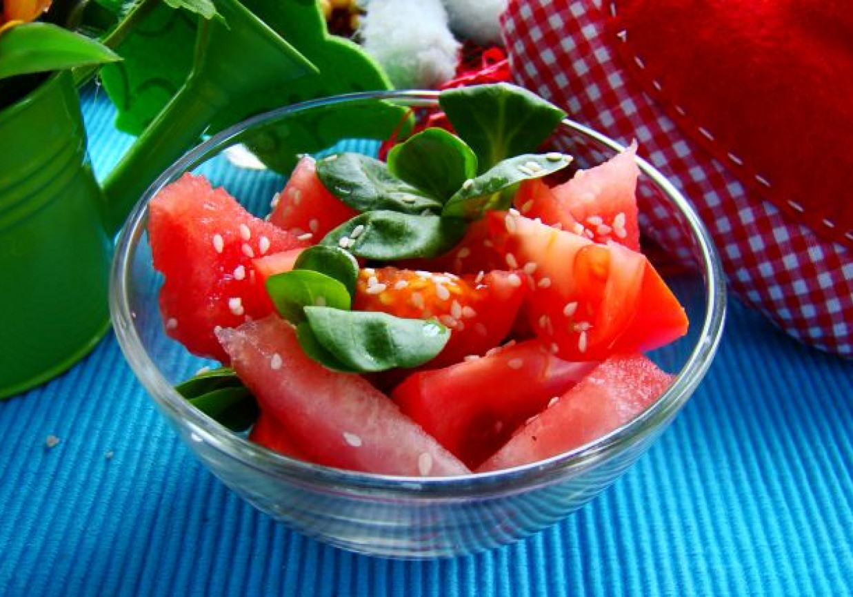 Sałatka z arbuza i pomidora z dodatkiem roszponki i sezamu foto