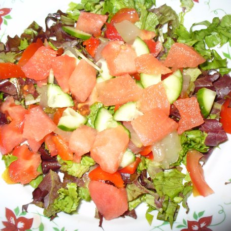 Krok 5 - Sałatka z arbuzem ,truskawkami ,pomidorem,ogórkiem i ananasem foto