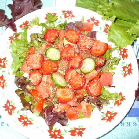 Krok 6 - Sałatka z arbuzem ,truskawkami ,pomidorem,ogórkiem i ananasem foto
