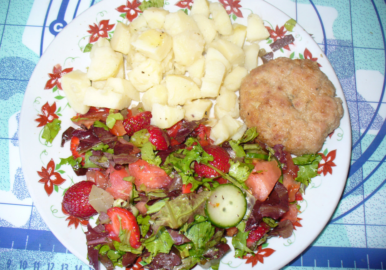 Sałatka z arbuzem ,truskawkami ,pomidorem,ogórkiem i ananasem foto