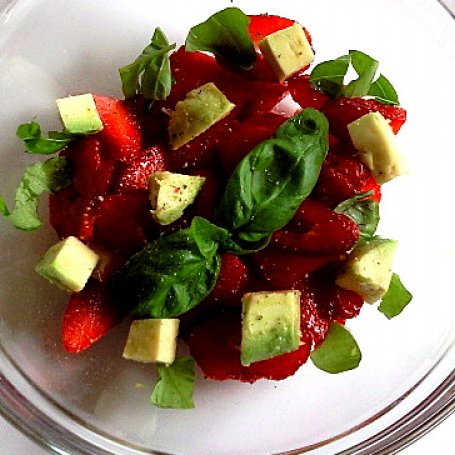 Krok 3 - Sałatka z avokado i truskawek z sosem balsamicznym foto