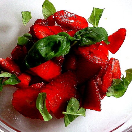 Krok 2 - Sałatka z avokado i truskawek z sosem balsamicznym foto
