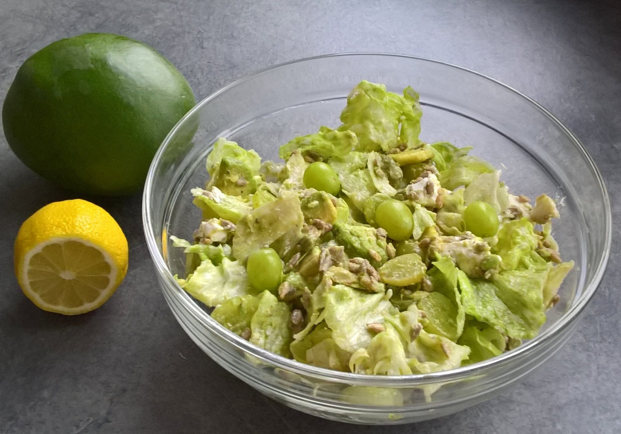 Sałatka z awokado, kozim serem i winogronami foto