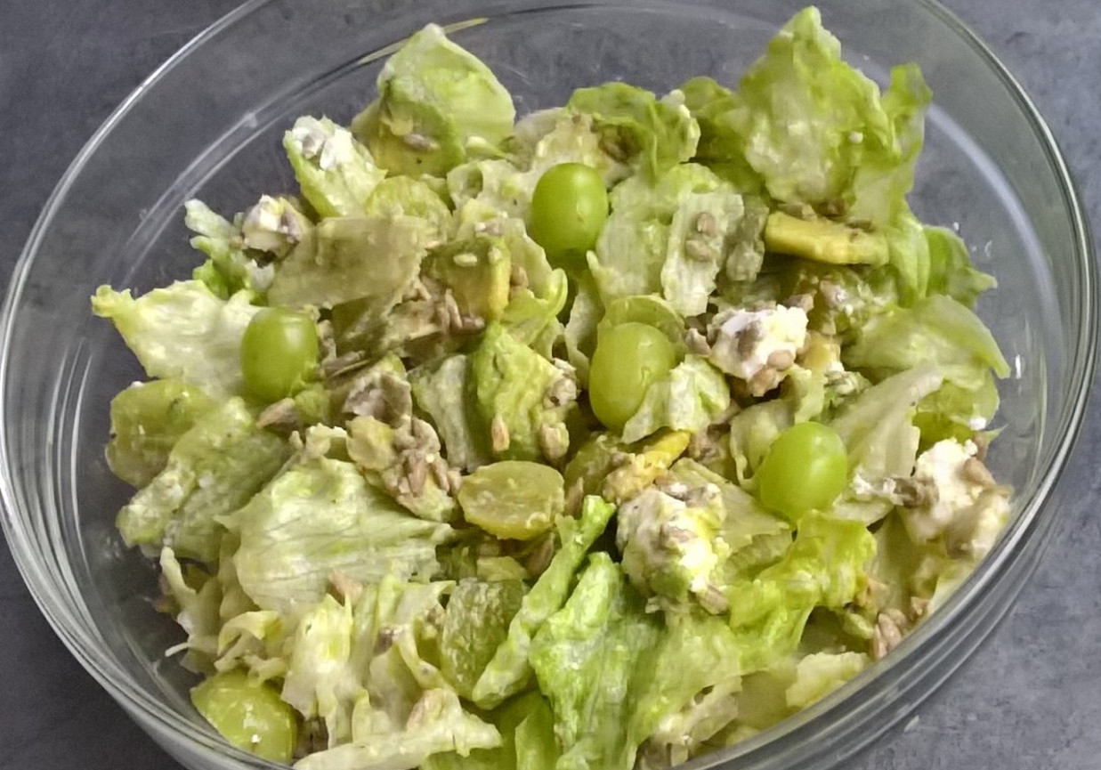 Sałatka z awokado, kozim serem i winogronami foto