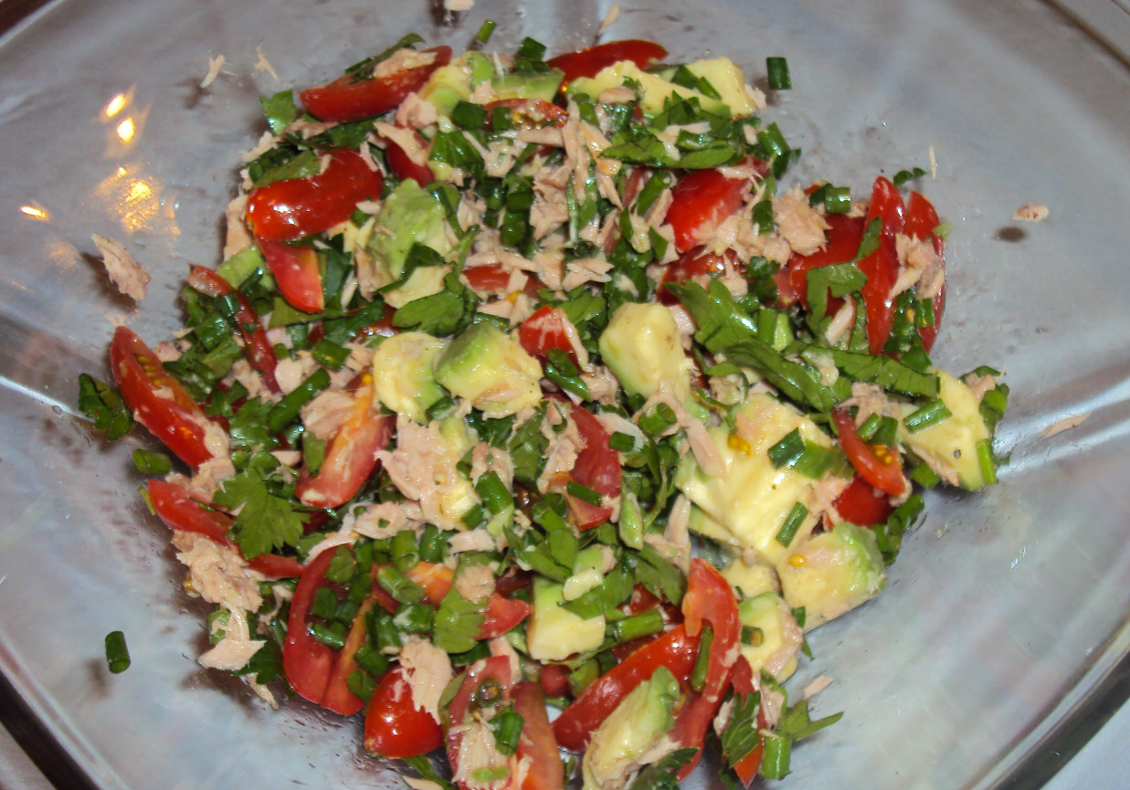 Sałatka z awokado, pomidorków i tuńczyka foto