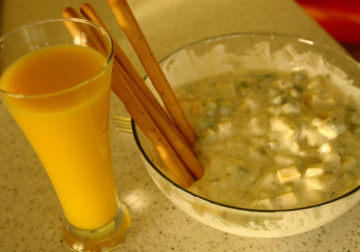 Sałatka z awokado, sera i jogurtu foto