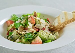 Jak zrobić sałatkę z awokado, truskawkami i roszponką? foto