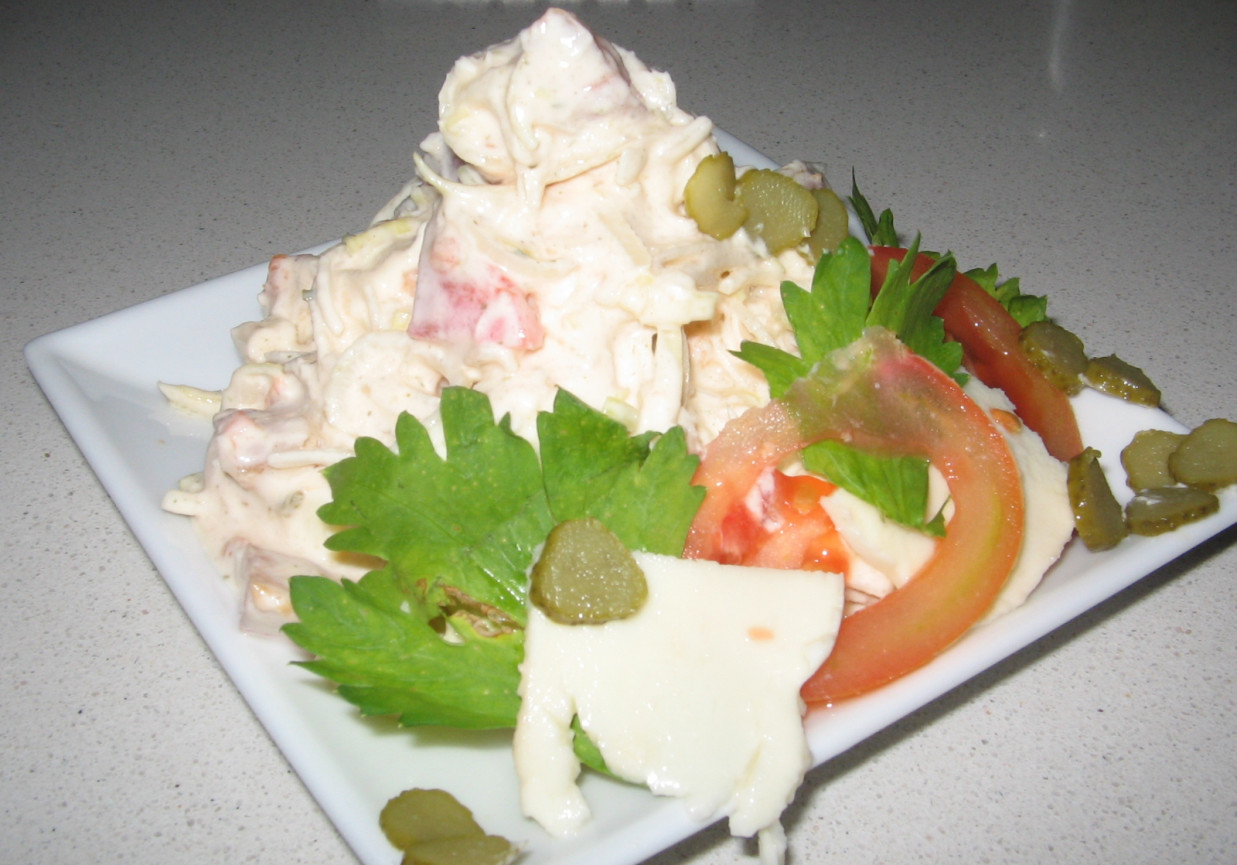 Sałatka z awokado,pora,ananasa i mozzarelli foto