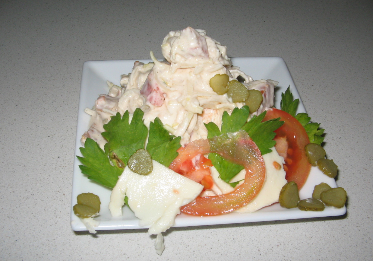 Sałatka z awokado,pora,ananasa i mozzarelli foto