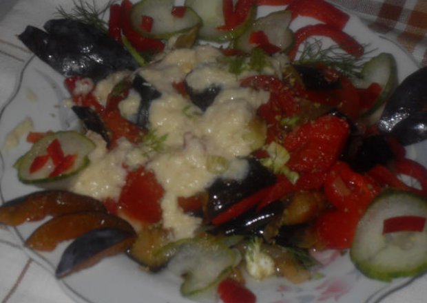 Fotografia przedstawiająca Sałatka z bakłażanów, pomidorów i papryki