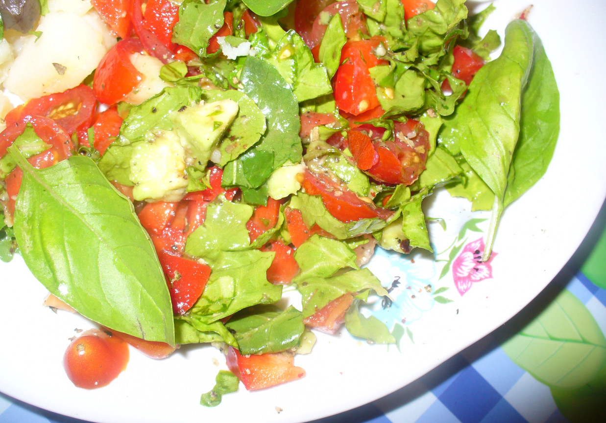 Sałatka z bazylią ,pomidorem i papryką  foto