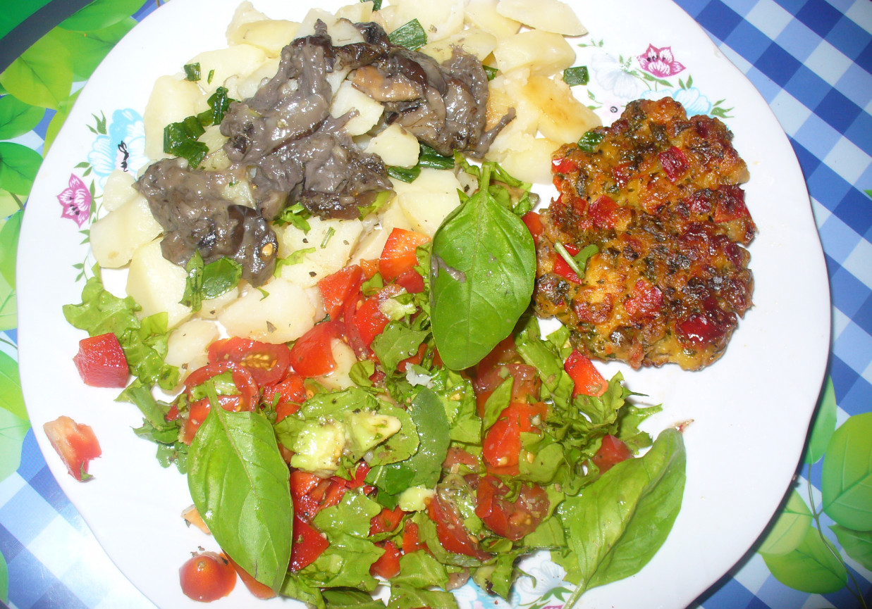 Sałatka z bazylią ,pomidorem i papryką  foto