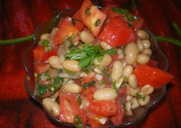Fotografia przedstawiająca Sałatka z białą fasolką i pomidorami