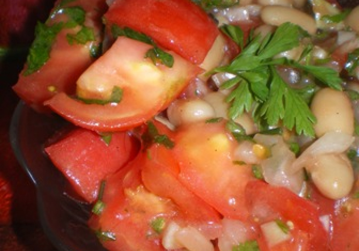Sałatka z białą fasolką i pomidorami foto