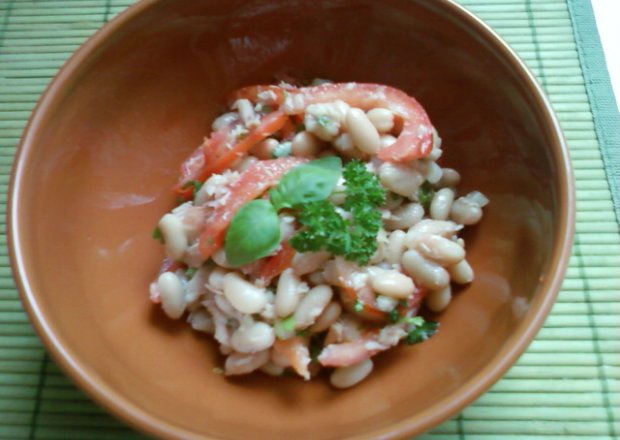 Fotografia przedstawiająca Sałatka z białej fasoli, pomidorów i tuńczyka