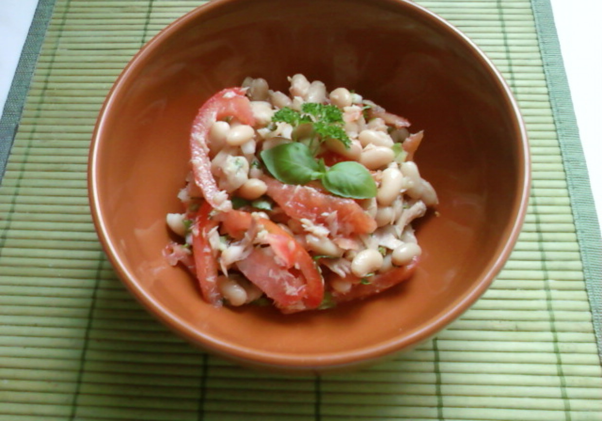 Sałatka z białej fasoli, pomidorów i tuńczyka foto