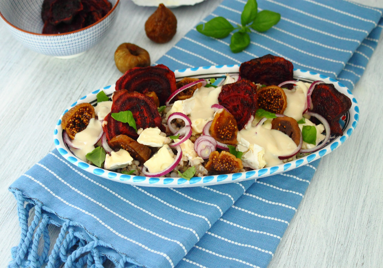 Sałatka z białej kaszy gryczanej z serem pleśniowym i figami foto
