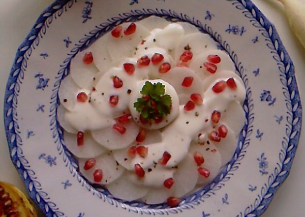 Fotografia przedstawiająca Sałatka z białej rzodkwi z granatem i jogurtem