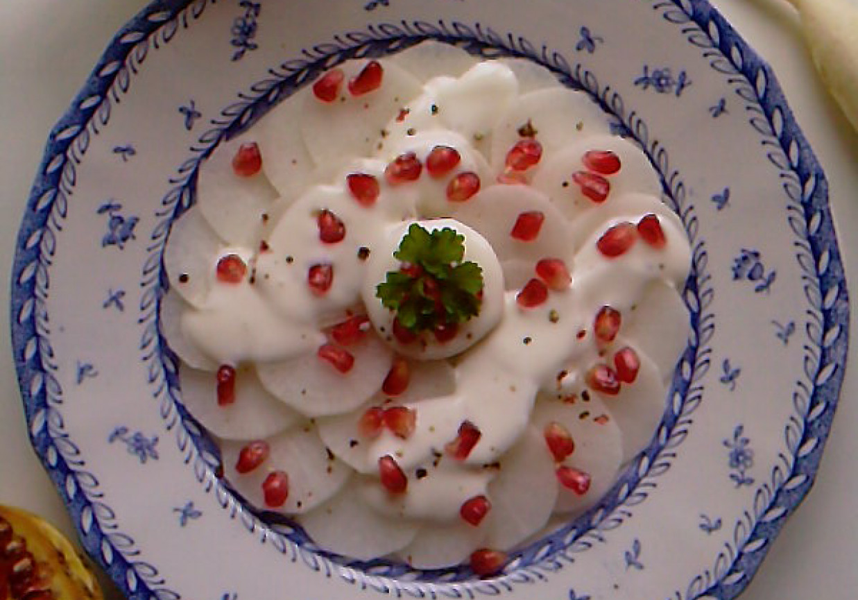 Sałatka z białej rzodkwi z granatem i jogurtem foto