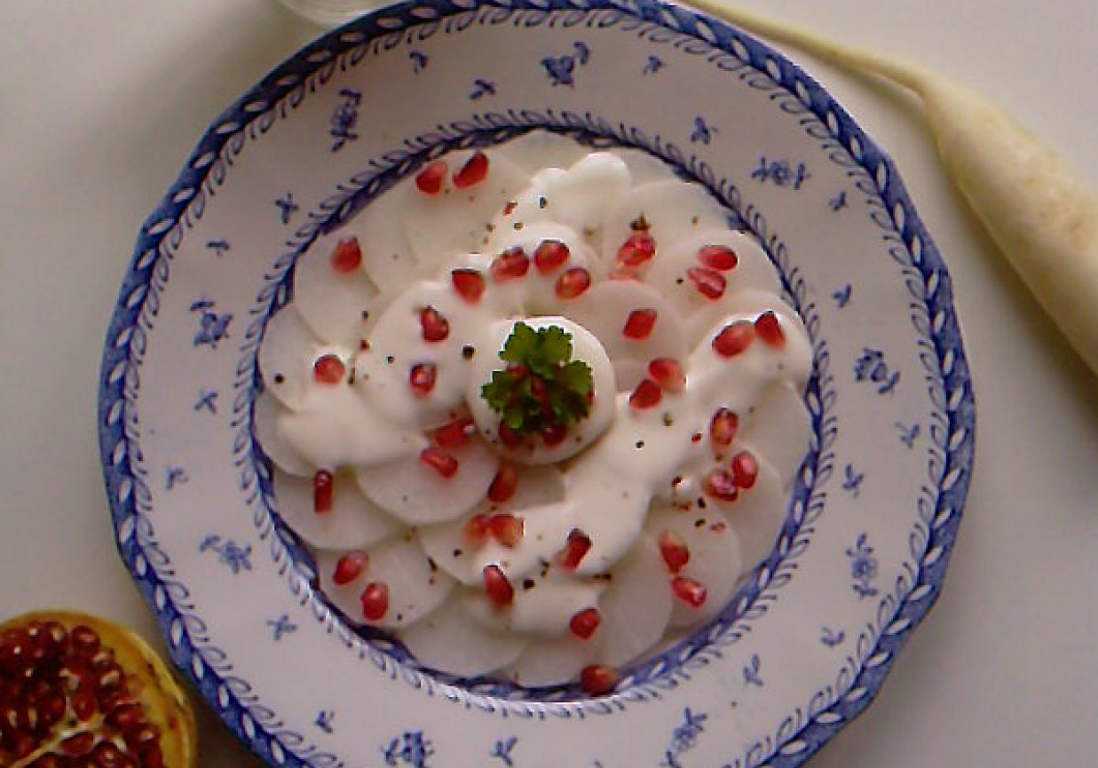 Sałatka z białej rzodkwi z granatem i jogurtem foto
