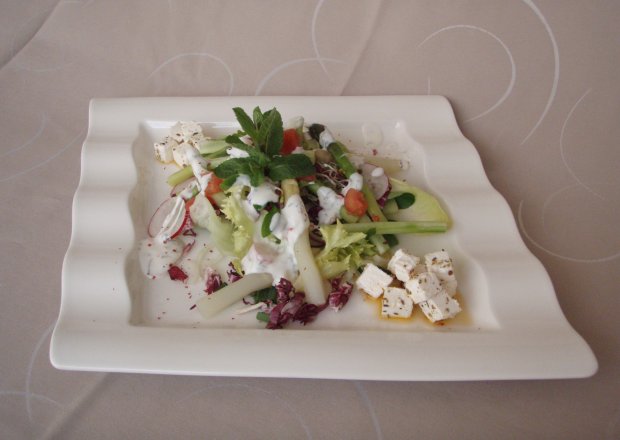 Fotografia przedstawiająca Sałatka z białych i zielonych szparagów z ogórkiem, rzodkiewką, marynowanym w ziołach serem feta ...