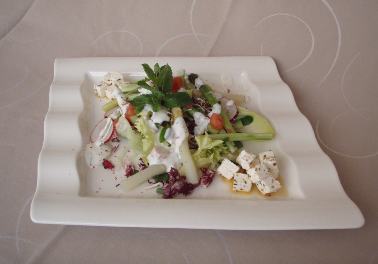 Sałatka z białych i zielonych szparagów z ogórkiem, rzodkiewką, marynowanym w ziołach serem feta  oraz sosem jogurtowym aromatyzowanym chili i miętą foto