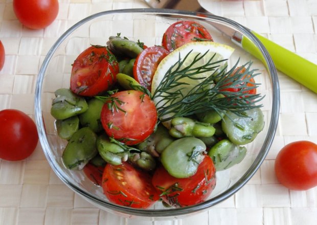 Fotografia przedstawiająca Sałatka z bobem i pomidorkami