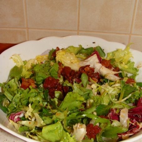 Krok 4 - salatka z boczkiem i suszonymi pomidorami foto