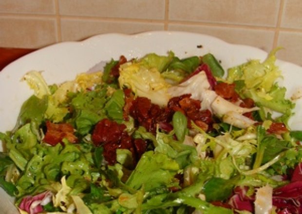 Fotografia przedstawiająca salatka z boczkiem i suszonymi pomidorami