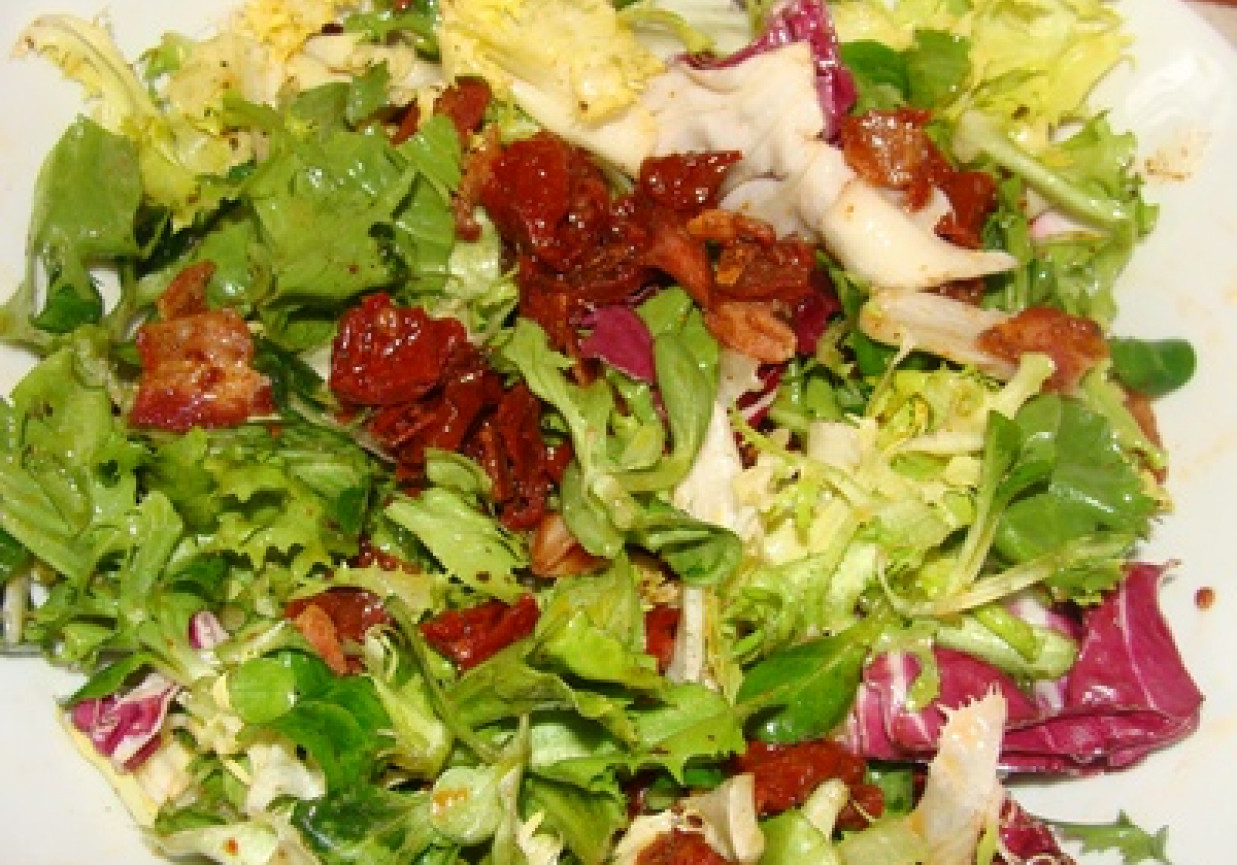 salatka z boczkiem i suszonymi pomidorami foto