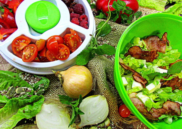 Fotografia przedstawiająca Sałatka z boczkiem, mozarellą i warzywami