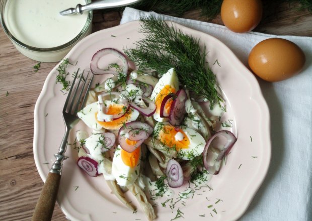 Fotografia przedstawiająca Sałatka z boczniakami i jajkiem