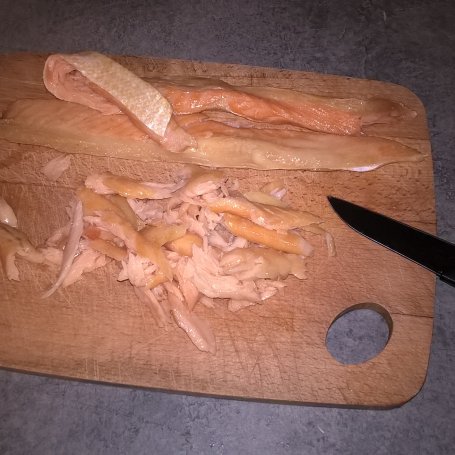 Krok 2 - Sałatka z brązowym ryżem, łososiem i selerem naciowym foto