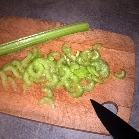 Krok 4 - Sałatka z brązowym ryżem, łososiem i selerem naciowym foto