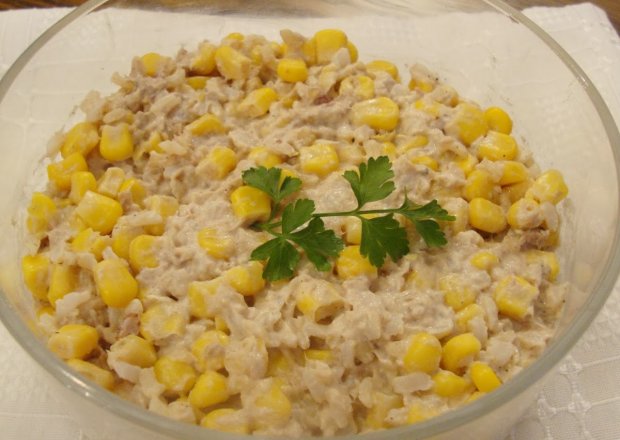 Fotografia przedstawiająca Sałatka z brązowym ryżem, tuńczykiem i kukurydzą (szybka, zdrowa, bezglutenowa)