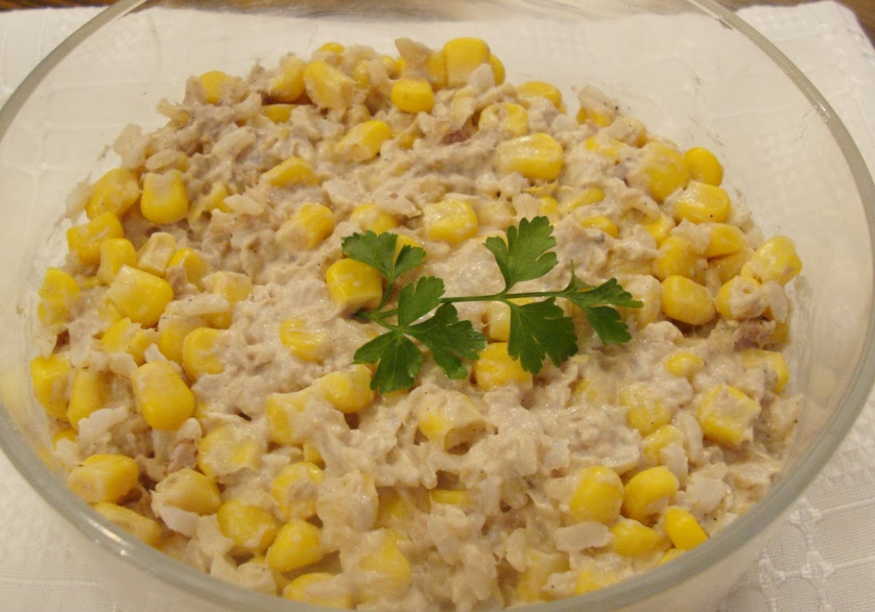 Sałatka z brązowym ryżem, tuńczykiem i kukurydzą (szybka, zdrowa, bezglutenowa) foto