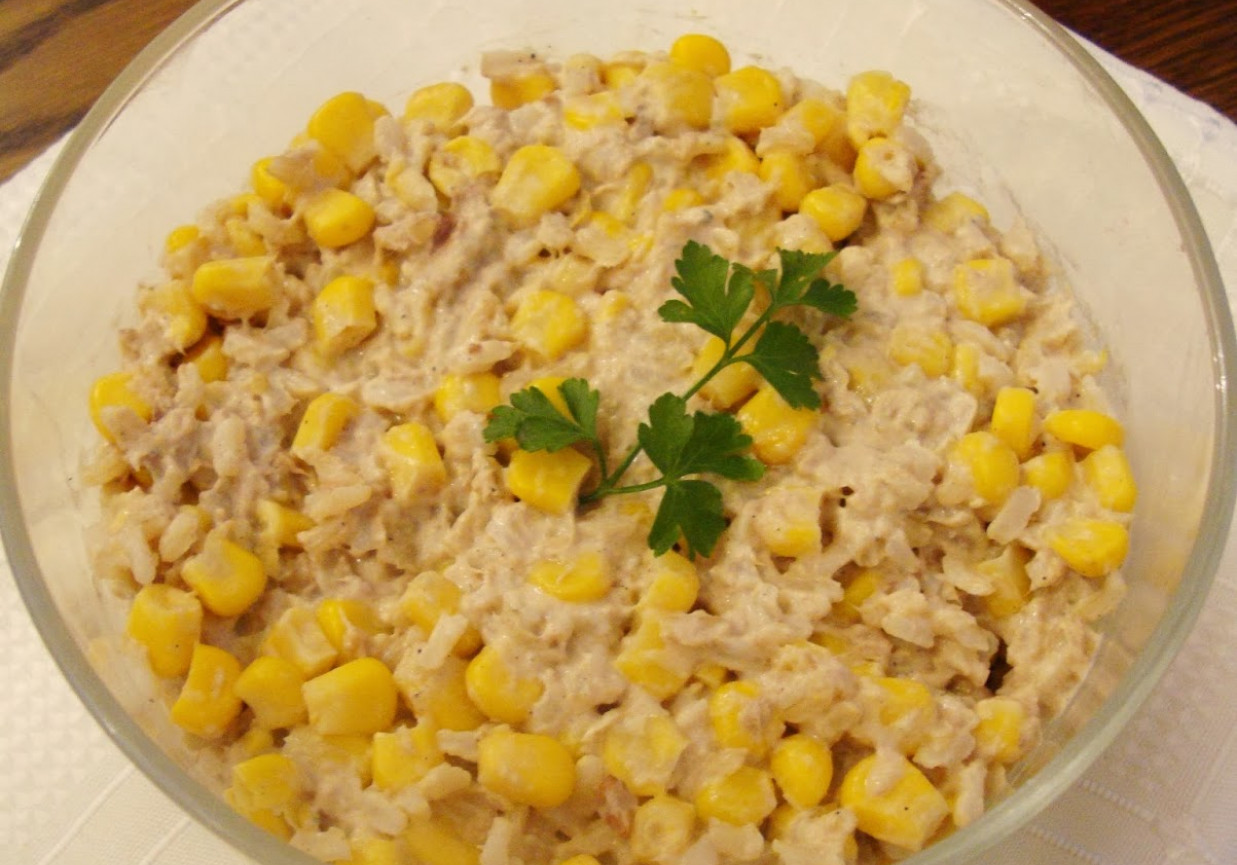 Sałatka z brązowym ryżem, tuńczykiem i kukurydzą (szybka, zdrowa, bezglutenowa) foto
